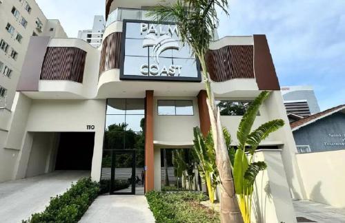 a building with a sign that reads park east at Apartamento na Praia Brava, 650m do mar, ao lado de Balneário Camboriú in Itajaí