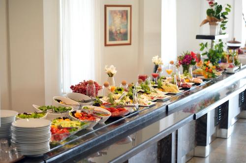 Comida en o cerca de este hotel