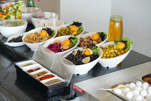 Comida en o cerca de este hotel