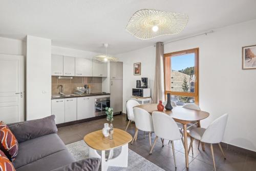 Una cocina o cocineta en T3 Chaleureux à Font-Romeu
