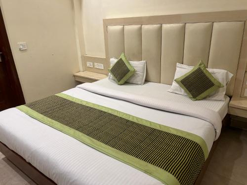 Postel nebo postele na pokoji v ubytování Hotel Sapphire Dx 1 Minutes Walking Distance From New Delhi Railway Station