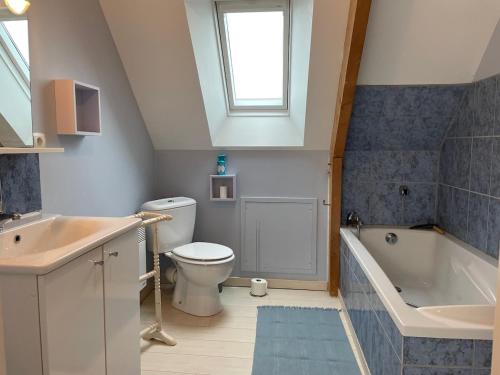 La salle de bains est pourvue de toilettes, d'un lavabo et d'une baignoire. dans l'établissement Gite Les Sardines, à Blainville-sur-Mer