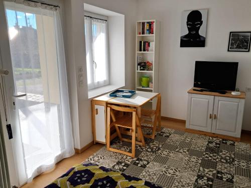 Cette chambre dispose d'un bureau, d'une télévision et d'une fenêtre. dans l'établissement 2 Chambres d'hôtes Chante-Coucou, à Onet le Château