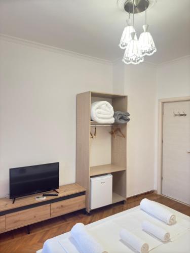 a living room with a tv and a couch at Hanna Guest House in Përmet