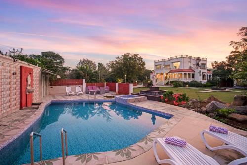 Kolam renang di atau dekat dengan Rajgarh Villa - 6BHK with PVT Pool