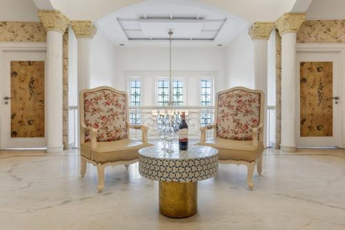 Ruang duduk di Rajgarh Villa - 6BHK with PVT Pool