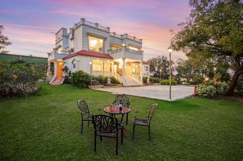 Taman di luar Rajgarh Villa - 6BHK with PVT Pool