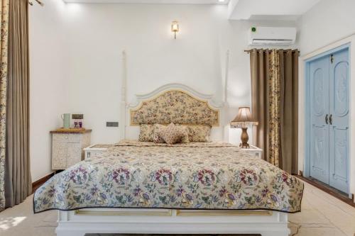 Katil atau katil-katil dalam bilik di Rajgarh Villa - 6BHK with PVT Pool