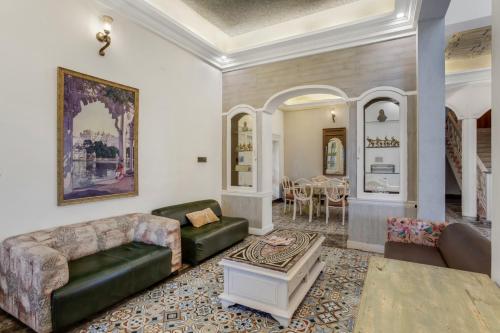 Ruang duduk di Rajgarh Villa - 6BHK with PVT Pool