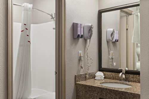 Ένα μπάνιο στο Red Roof Inn Baldwin