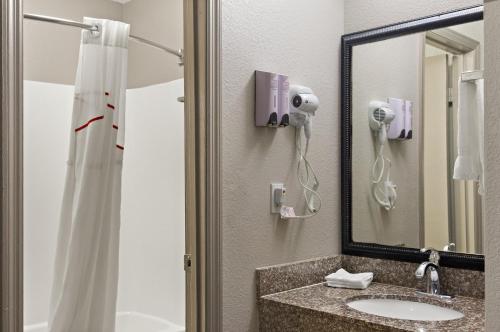 Ένα μπάνιο στο Red Roof Inn Baldwin