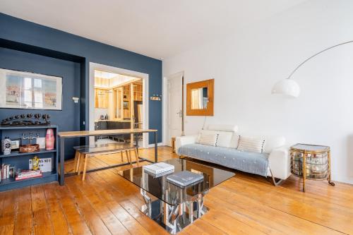 a living room with a couch and a table at B&B L'Escapade Bordelaise in Bordeaux
