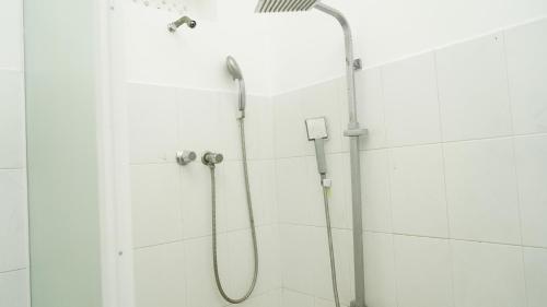 Ένα μπάνιο στο Araliya Golden Hotel