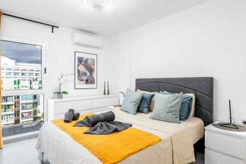 Central location - Walk to the beach, shops & dining