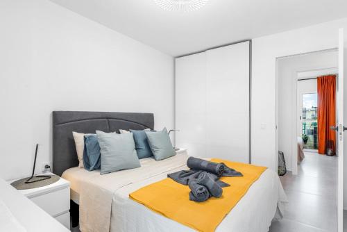 Central location - Walk to the beach, shops & dining