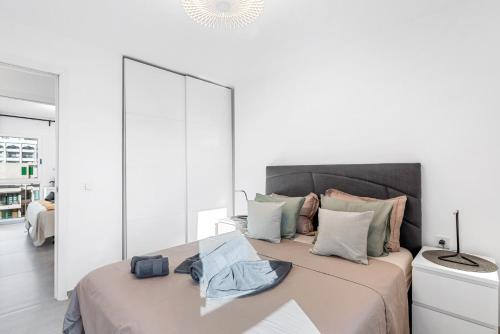 Central location - Walk to the beach, shops & dining