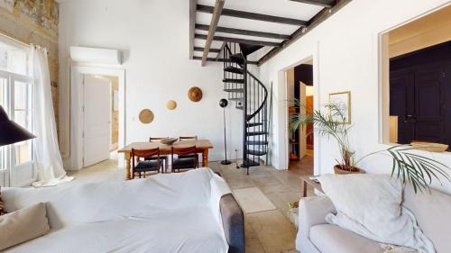 un salon avec un canapé blanc et une table dans l'établissement Mas Saint Côme - Superbe appartement avec mezzanine, à Montpellier