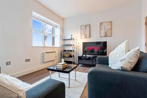 een woonkamer met een bank en een tv bij Luxury 1-Bed Apartment in JQ, Sleeps 3, Parking & Netflix, Ideal for contractors in Birmingham
