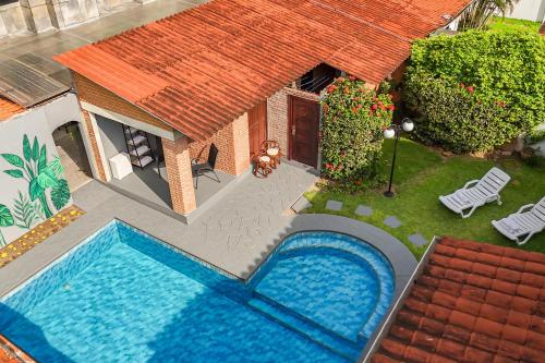 an overhead view of a house with a swimming pool at Chairu Eco Hotel in Santa Cruz de la Sierra