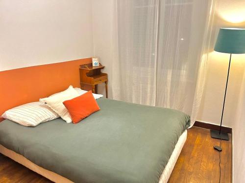 L'Authentik في Gouesnach: سرير عليه وسادتين في غرفة