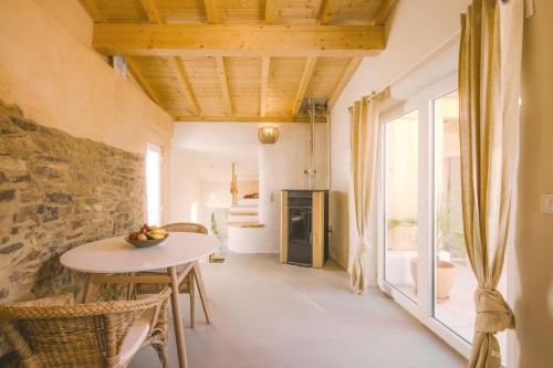 a dining room with a table and a table and chairs at Casa de Malee in Aljezur