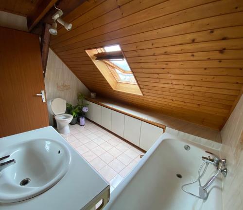 une salle de bain avec un lavabo et une baignoire dans l'établissement Grand Maison Alsacienne, à Mommenheim