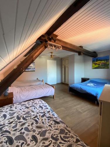 - une chambre mansardée avec 2 lits dans l'établissement Grand Maison Alsacienne, à Mommenheim