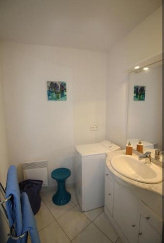 une salle de bain blanche avec un lavabo et un miroir dans l'établissement A 2 pas de la place du pin et port!, à Nice