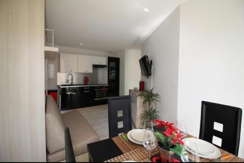 une cuisine et une salle à manger avec une table dans une pièce dans l'établissement A 2 pas de la place du pin et port!, à Nice