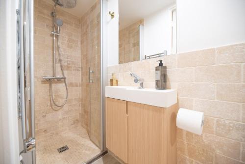une salle de bain avec un lavabo et une douche dans l'établissement CIA - Saint-Germain des prés, à Paris