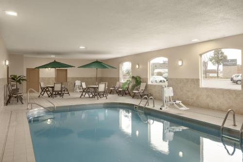 Swimmingpoolen hos eller tæt på Country Inn & Suites by Radisson, Sioux Falls, SD