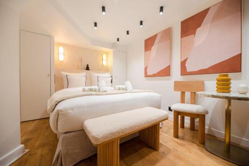 une chambre d'hôtel avec deux lits et une table dans l'établissement CIA - Saint-Germain des prés, à Paris