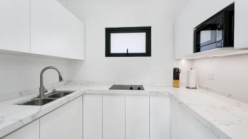 Kuchyň nebo kuchyňský kout v ubytování Genesis Residences
