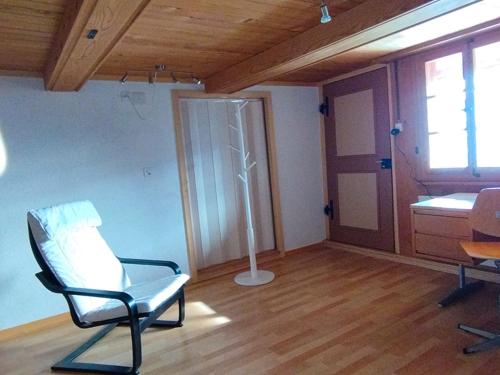 Fotografie z fotogalerie ubytování Zimmer mit Balkon auf Bauernhof v destinaci Fahrni