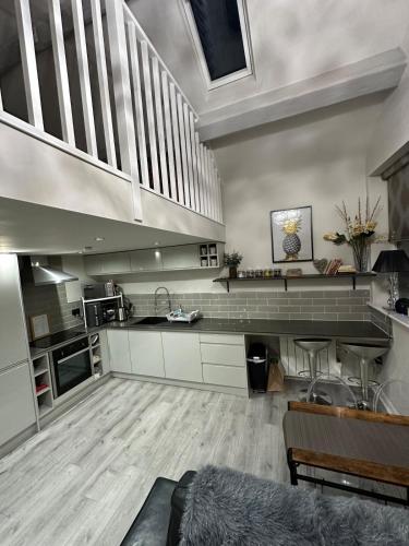 Kuchyň nebo kuchyňský kout v ubytování Luxury two bedroom Loft