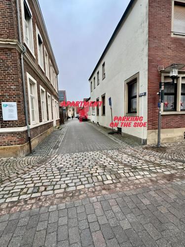 an empty street with a sign on the side of a building at sleepWELL-Horstmar Zentral & Kirchennah in Horstmar