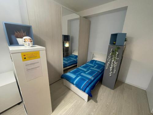 a small room with a bed and a mirror at Academia in Cremona