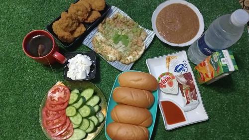 开罗sun pyramids view的鸡蛋香肠、黄瓜和水泡食物的桌子