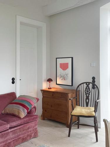 a bedroom with a bed and a desk and a chair at Kleines Fährhaus in Ulsnis