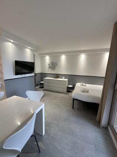 - une chambre avec un lit, une baignoire et une télévision dans l'établissement Résidence Graziella Appartement 222, à Juan-les-Pins