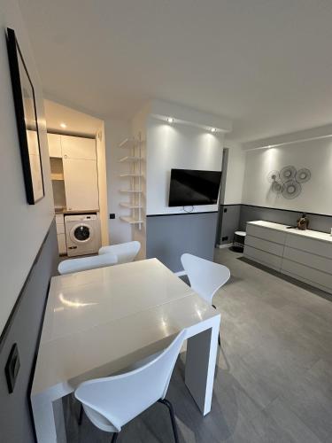 - un salon avec une table blanche et des chaises blanches dans l'établissement Résidence Graziella Appartement 222, à Juan-les-Pins