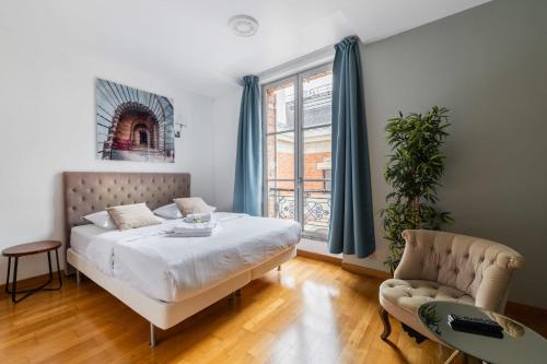 une chambre avec un lit, une chaise et une fenêtre dans l'établissement 403 - Charmant studio jardins des plantes -Paris 5 - FLAT-GUEST, à Paris