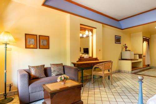 a living room with a couch and a table at Pung-Waan Resort & Spa in Kanchanaburi