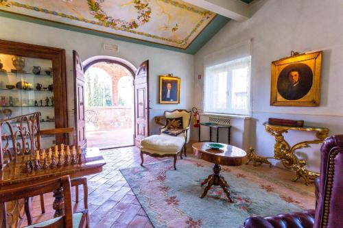 a living room with a chair and a table at Tenuta Del Gallo in Amelia