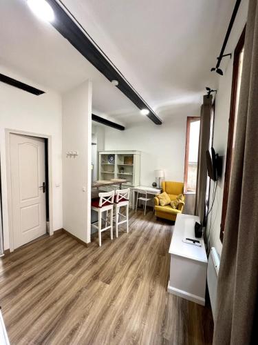 un salon avec un canapé et une table dans l'établissement Bel Appartement dans le centre d'Aix-en-Provence, à Aix-en-Provence