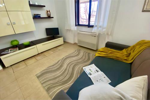 a living room with a couch and a tv at Casa Susy in Oristano
