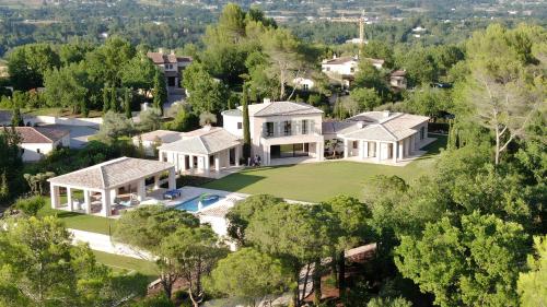 Villa Qalaisie - Luxury Villa for 16 on Terre Blanche Golf Estate