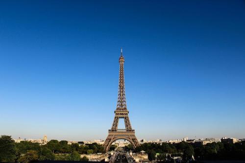 a view of the eiffel tower on a clear day at Nid Douillet au Bord du Canal #A in Chelles