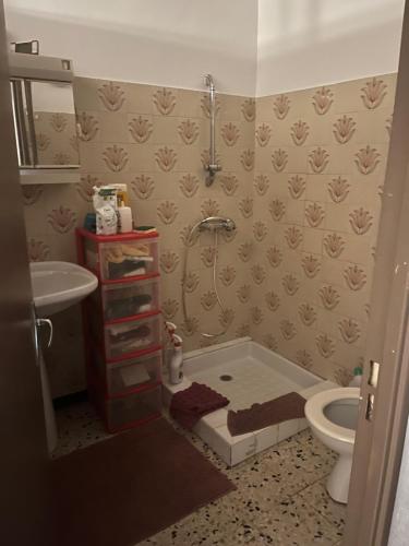 une petite salle de bain avec un lavabo et des toilettes dans l'établissement Les chambre de la gare, à Agde