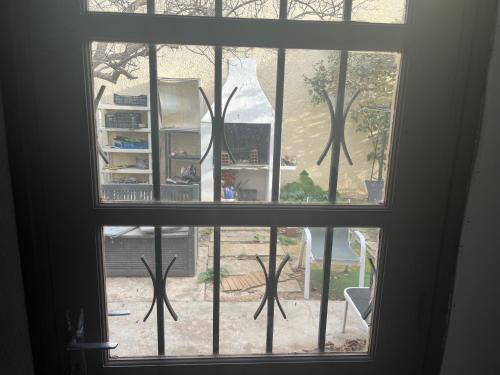 une fenêtre avec vue sur la cour dans l'établissement Les chambre de la gare, à Agde